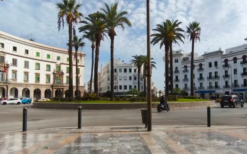 Plaza Primo en Tetuán con palmeras y arquitectura blanca del centro histórico